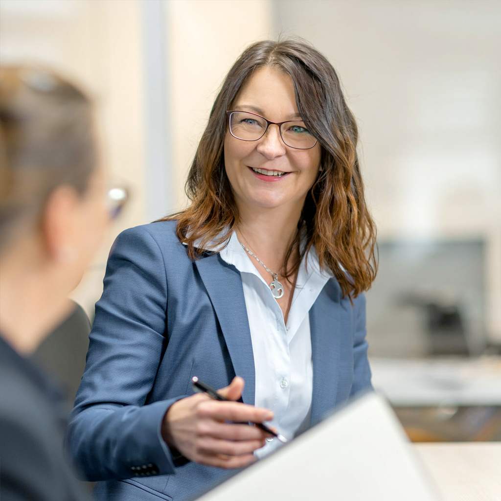 Rechnungswesen – Frau Löwe im Gespräch mit einer Mitarbeiterin